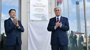 這座中亞地標(biāo)建筑，把「晶澳」鐫刻在銘牌之上